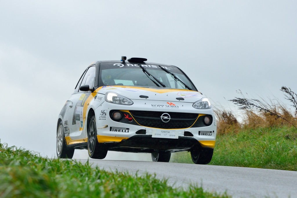 Jacob Madsen og Line Lykke Jensen letter hjul på en bakketop med deres Opel ADAM. Lidt længere fremme på prøven rullede de rundt uden noget videre tidstab
(Foto: Michael Eisenberg)